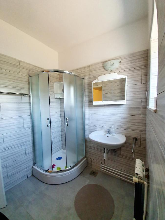 Apartamani Katarina Vl.Ilija Jusup Apartamento Starigrad Paklenica Exterior foto