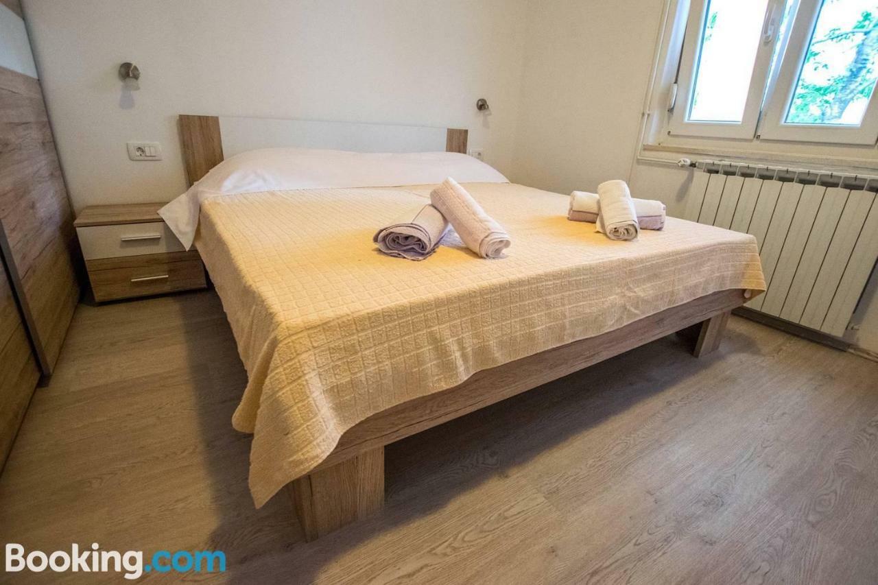Apartamani Katarina Vl.Ilija Jusup Apartamento Starigrad Paklenica Exterior foto
