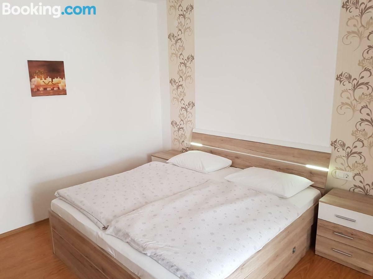 Apartamani Katarina Vl.Ilija Jusup Apartamento Starigrad Paklenica Exterior foto