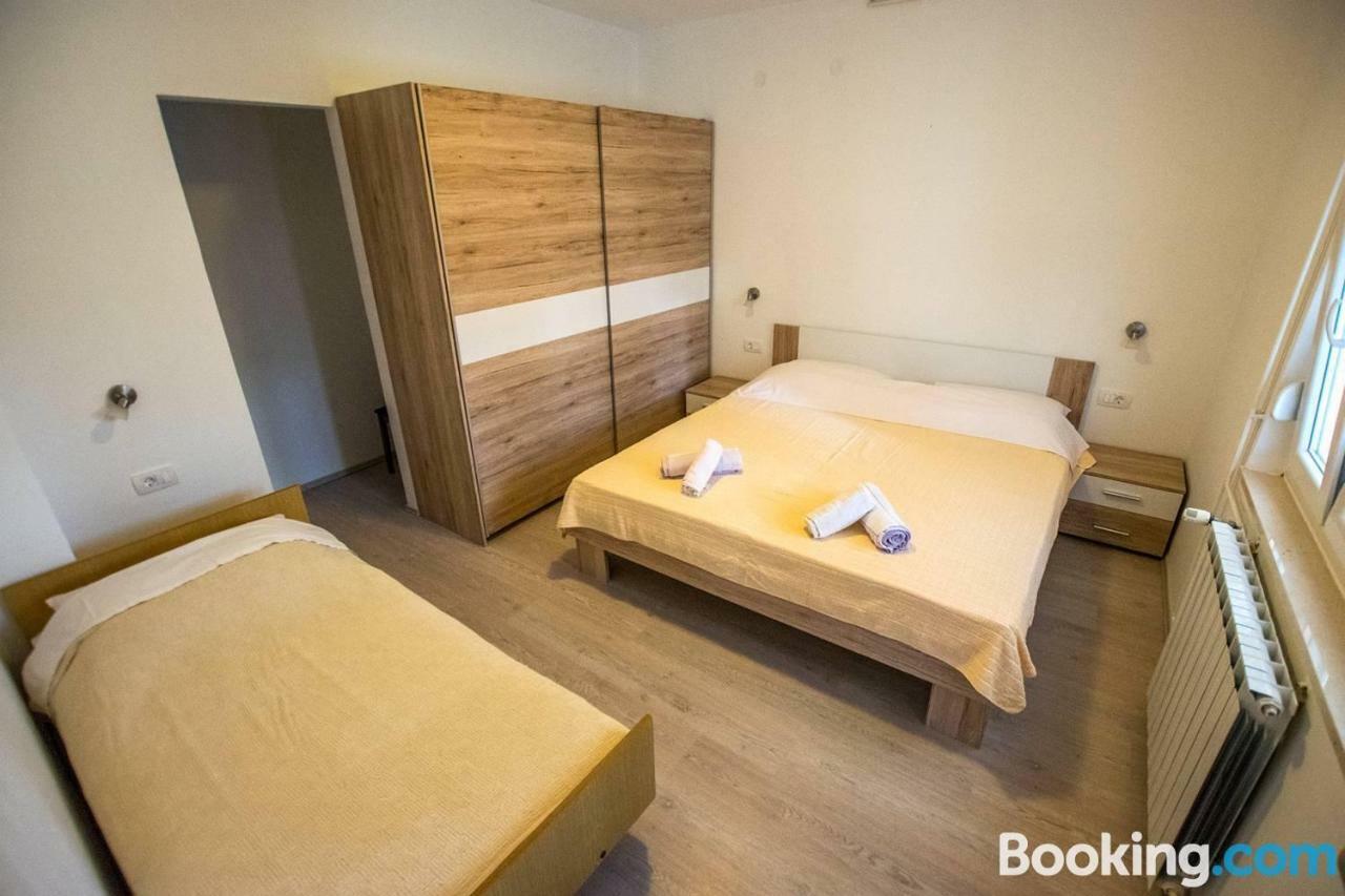 Apartamani Katarina Vl.Ilija Jusup Apartamento Starigrad Paklenica Exterior foto