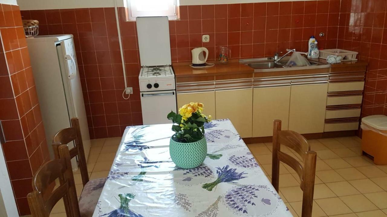 Apartamani Katarina Vl.Ilija Jusup Apartamento Starigrad Paklenica Exterior foto