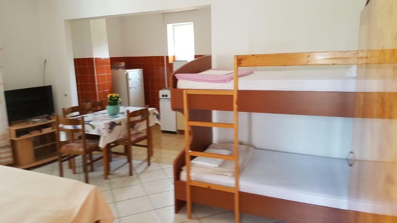 Apartamani Katarina Vl.Ilija Jusup Apartamento Starigrad Paklenica Exterior foto
